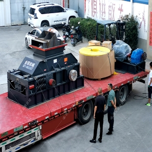 1200x800型半自動液壓對輥制砂機發貨圖片