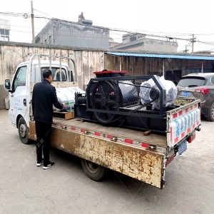 全自動液壓對輥破碎制砂機發貨