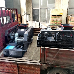 兩臺(tái)中小型直連對(duì)輥破碎機(jī)發(fā)貨圖片