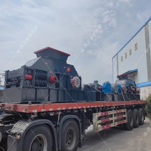 兩臺大型對輥破碎制砂機發貨圖片