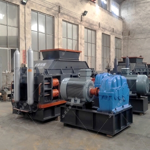 1000x700中型對(duì)輥制砂機(jī)發(fā)貨 發(fā)往廣東