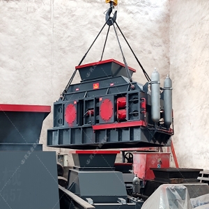 1000x700中大型全自動(dòng)液壓對(duì)輥破碎機(jī)發(fā)貨圖片