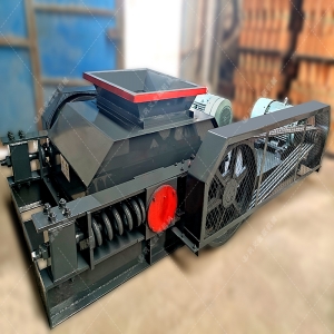 小型對輥破碎機發往福建破碎石英砂