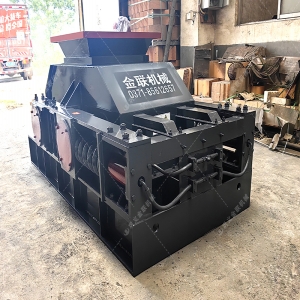 800x600型對(duì)輥制砂機(jī)設(shè)備發(fā)往廣西  