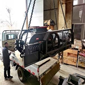 大型對(duì)輥破碎機(jī)發(fā)往新疆石英石制沙