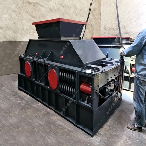 中型半自動液壓對輥破碎制砂機設備備發貨圖片