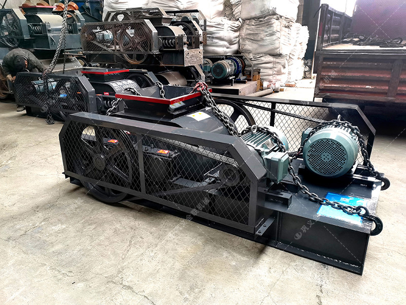 兩臺中小型直連對輥破碎機發(fā)貨圖片