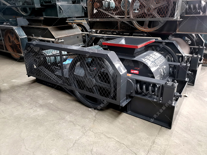 兩臺中小型直連對輥破碎機發(fā)貨圖片