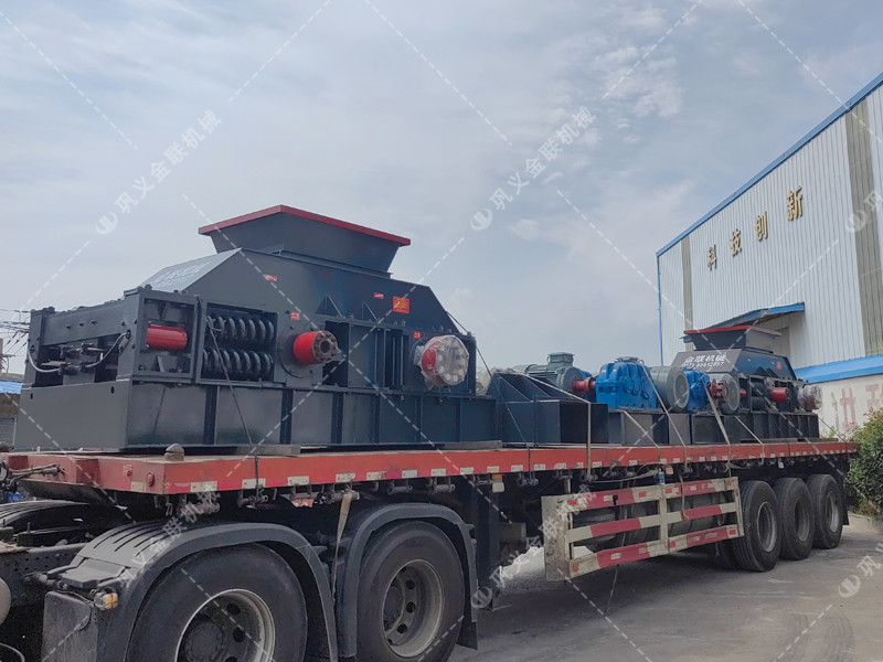 兩臺大型對輥破碎制砂機發(fā)貨圖片