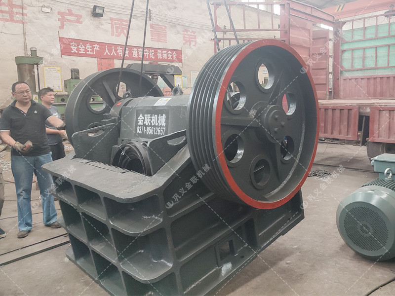 小型顎式破碎機(jī)發(fā)往重慶破碎礦石