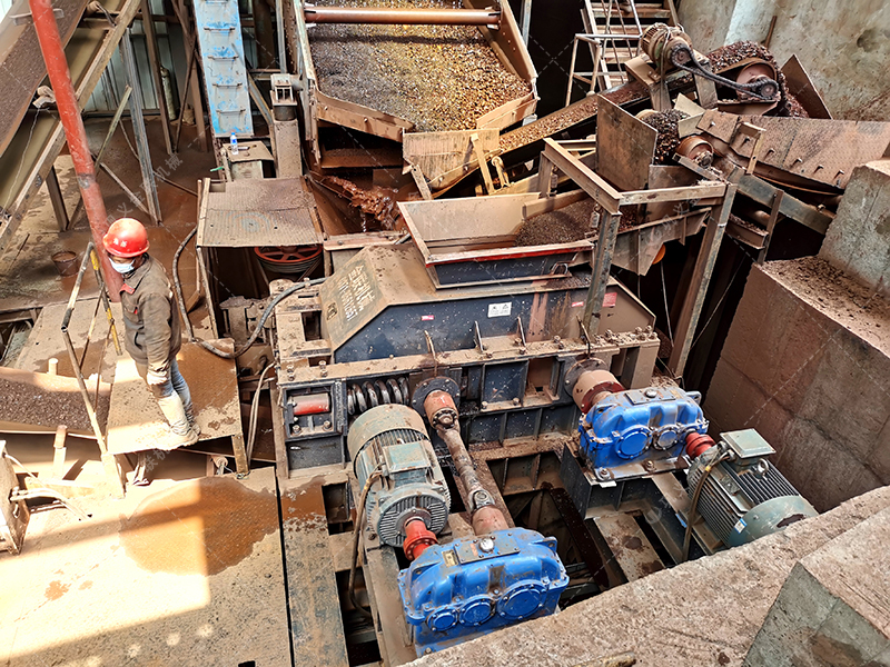 對輥破碎機(jī)生產(chǎn)現(xiàn)場圖片2