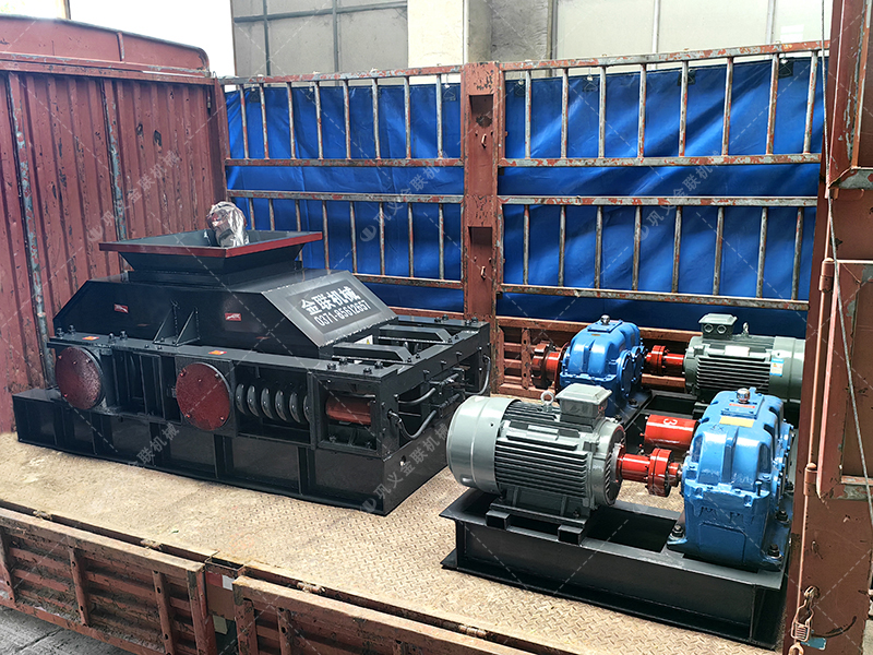 中型對輥破碎機發往福建破碎鵝卵石