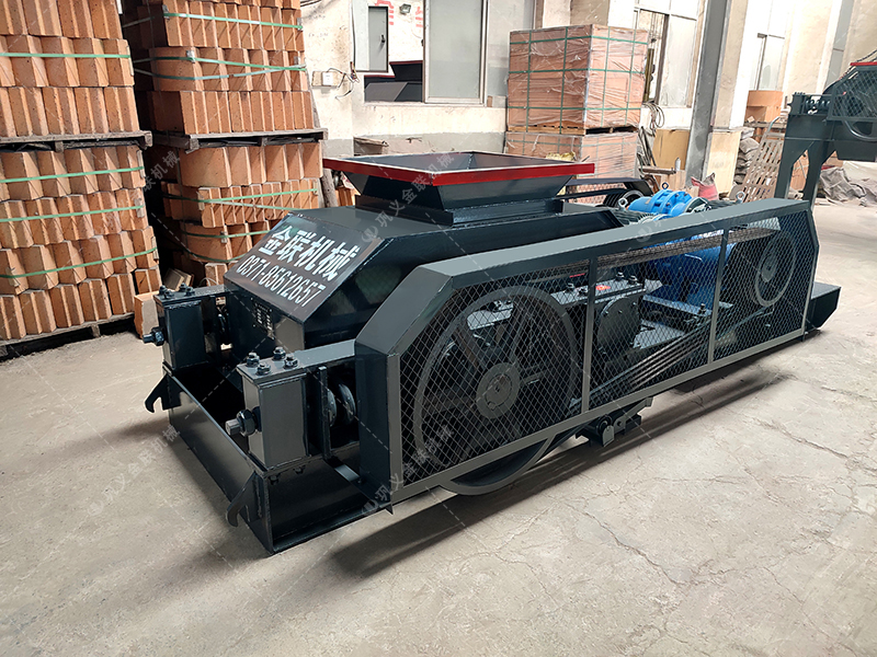 小型對輥破碎機發往江蘇破水渣