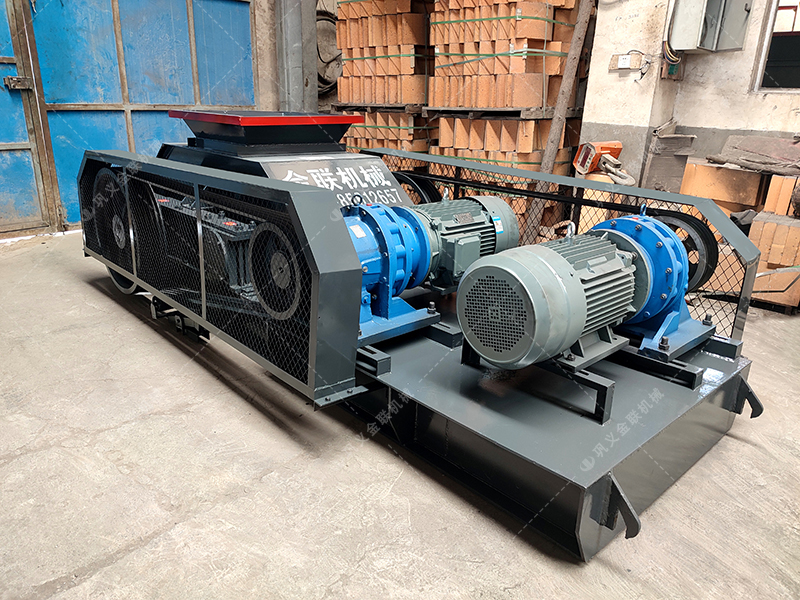 小型對輥破碎機發往江蘇破水渣