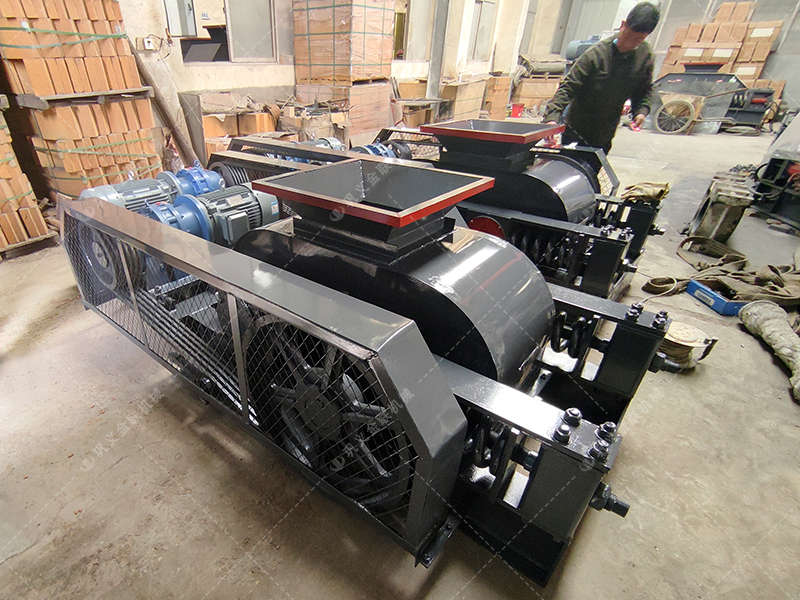 小型對輥破碎機發往廣西破碎沙子