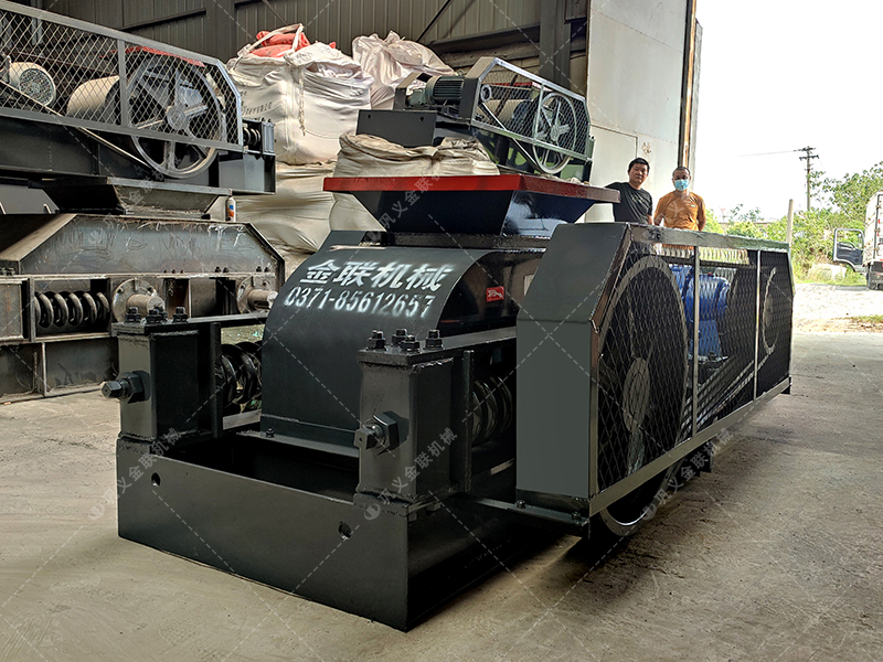 小型對輥破碎機(jī)發(fā)往福建破碎石英砂