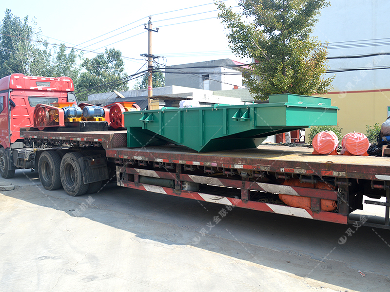 小型對輥破碎機和直線篩發往江蘇處理硅石