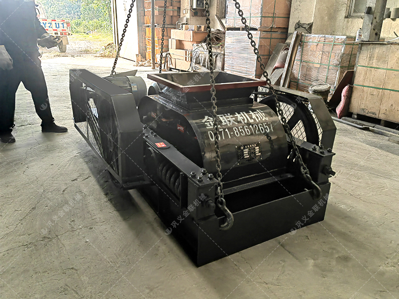 小型雙齒輥破碎機發往烏魯木齊破碎玻璃