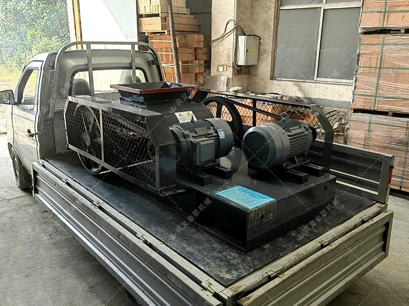 小型雙齒輥破碎機發往烏魯木齊破碎玻璃