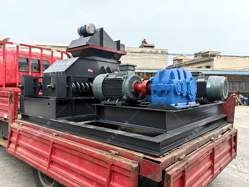 中型對輥破碎機(jī)發(fā)往廣東破碎石英砂