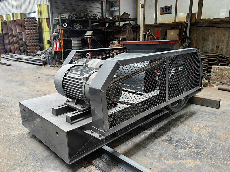 雙齒輥破碎機發(fā)往湖南破碎冰塊