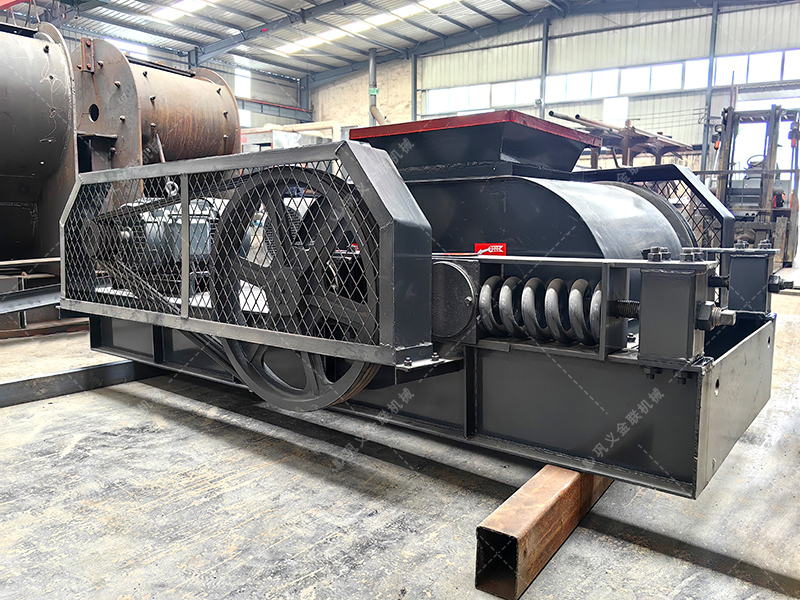 雙齒輥破碎機發(fā)往湖南破碎冰塊