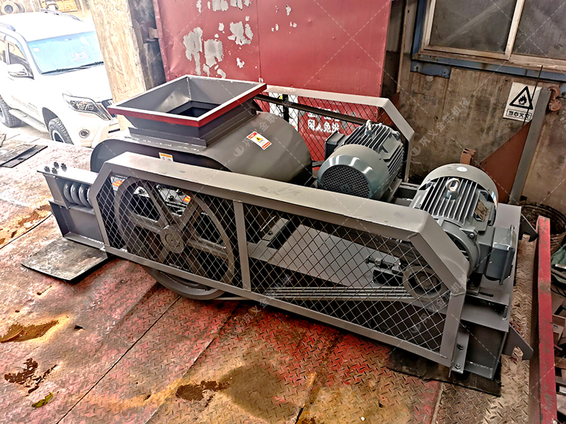 小型雙齒輥破碎機(jī)發(fā)往江蘇徐州破碎玻璃