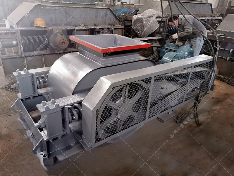 小型雙齒輥破碎機(jī)發(fā)往江蘇徐州破碎玻璃