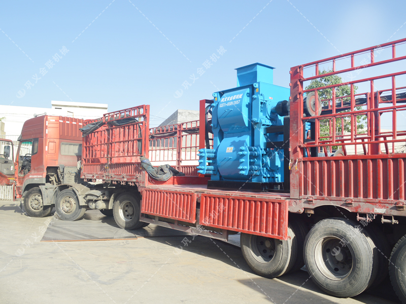 4PG0806四輥破碎機發往廣西破碎鐵礦石