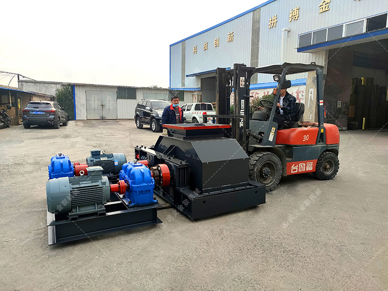 小型對(duì)輥破碎機(jī)發(fā)往福建破碎瓜子石 小型對(duì)輥破碎機(jī)發(fā)往福建破碎瓜子石