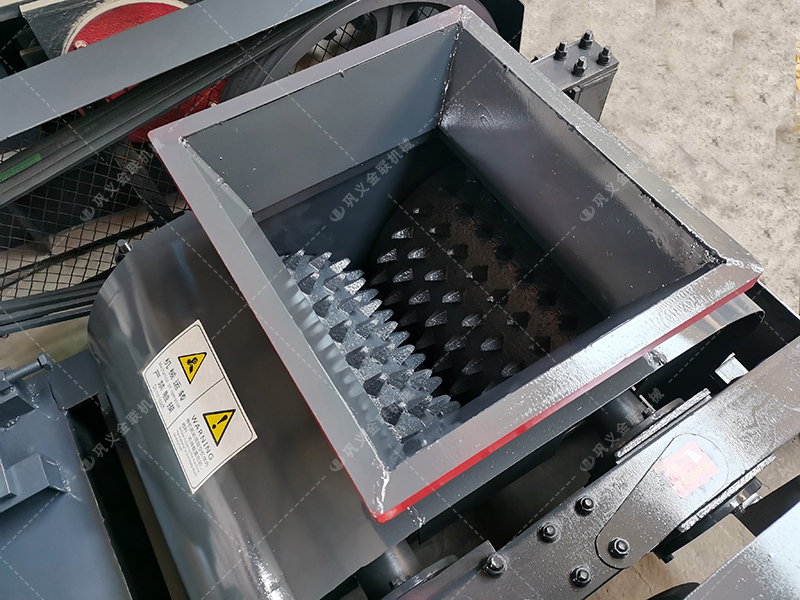 小型雙齒輥破碎機(jī)發(fā)往廣西破碎錳礦