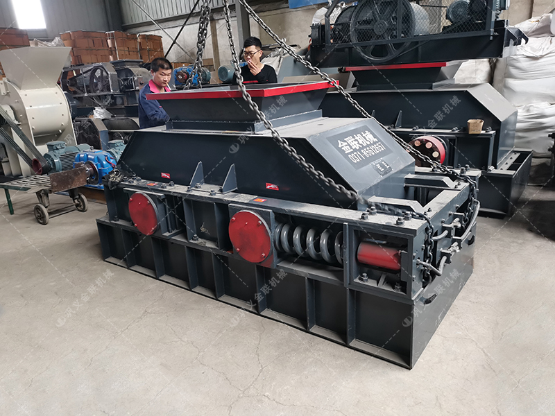 小型對輥破碎機發(fā)往湖南破碎石英砂