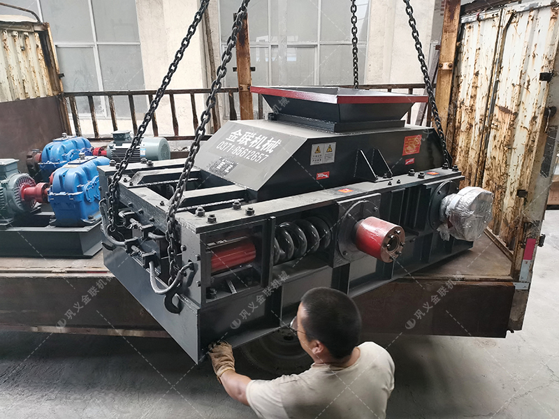 小型對輥破碎機發(fā)往湖南破碎石英砂