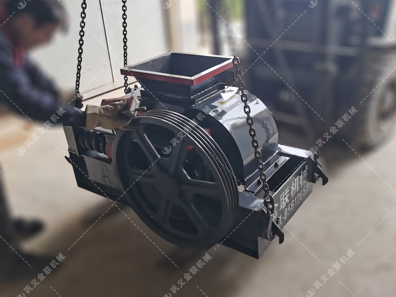 2PG400*250小型對輥破碎機發往浙江