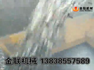 對輥制砂機視頻_鵝卵石制砂現場視頻